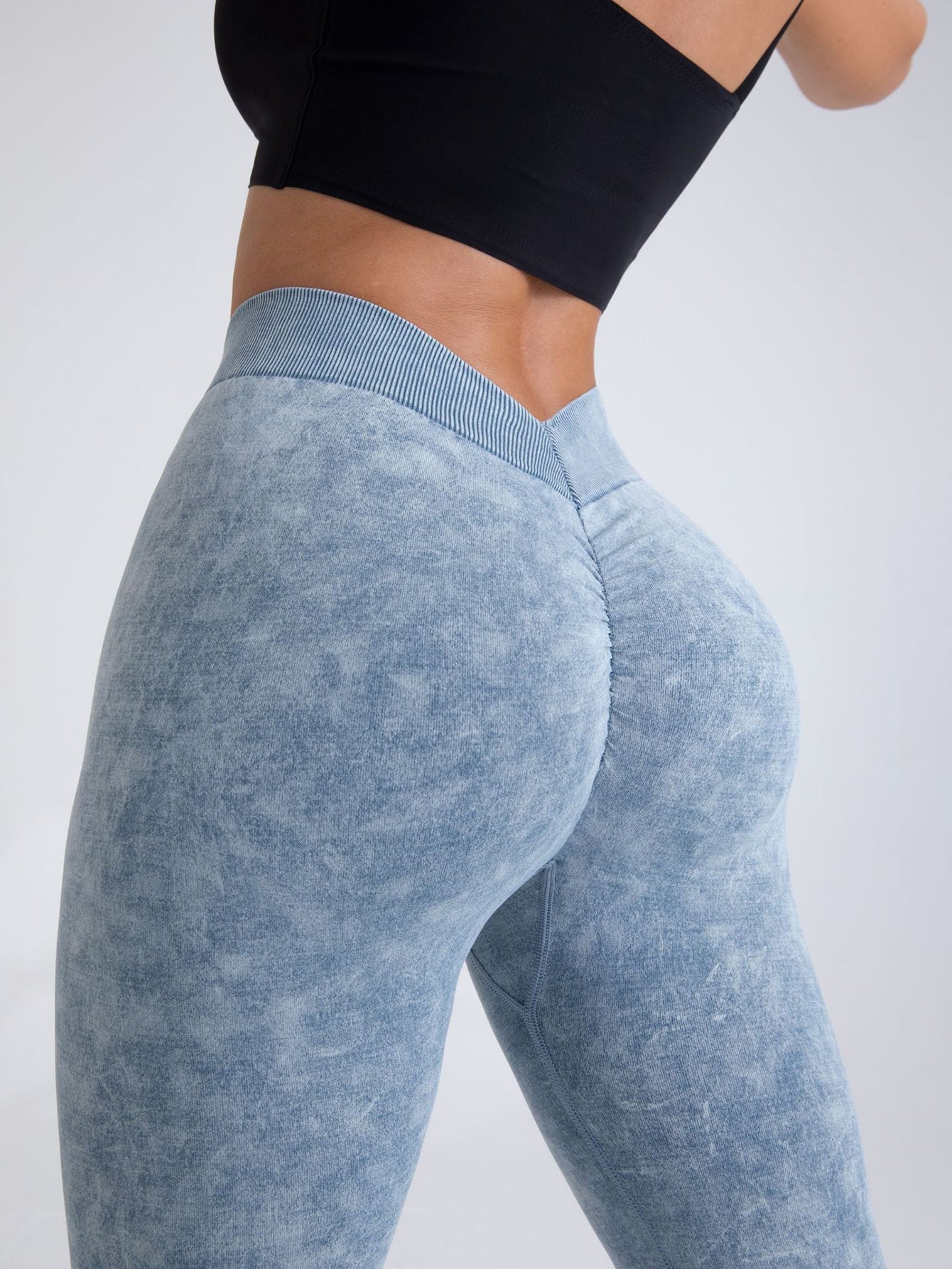 Scrunch butt seamless leggings with high waist and V-back design
