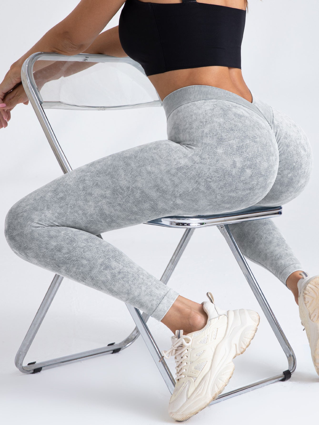 Scrunch butt seamless leggings with high waist and V-back design