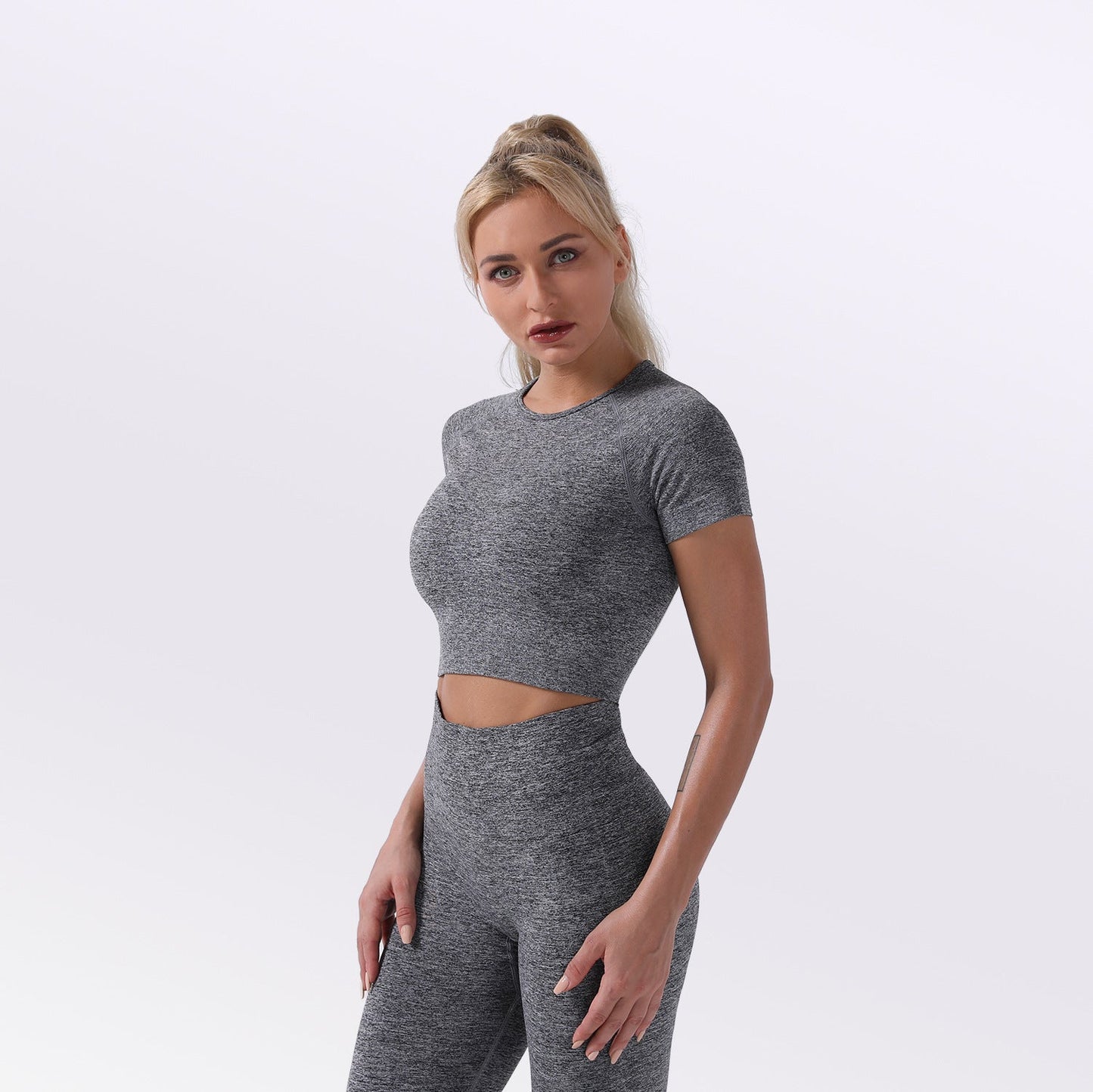 Women's seamless yoga set with short-sleeve top & trousers, in breathable nylon-spandex. Solid colors: hemp grey, pink, sky blue, orange, green, purple & red. By TNT Fitness Gear. Perfect for workouts