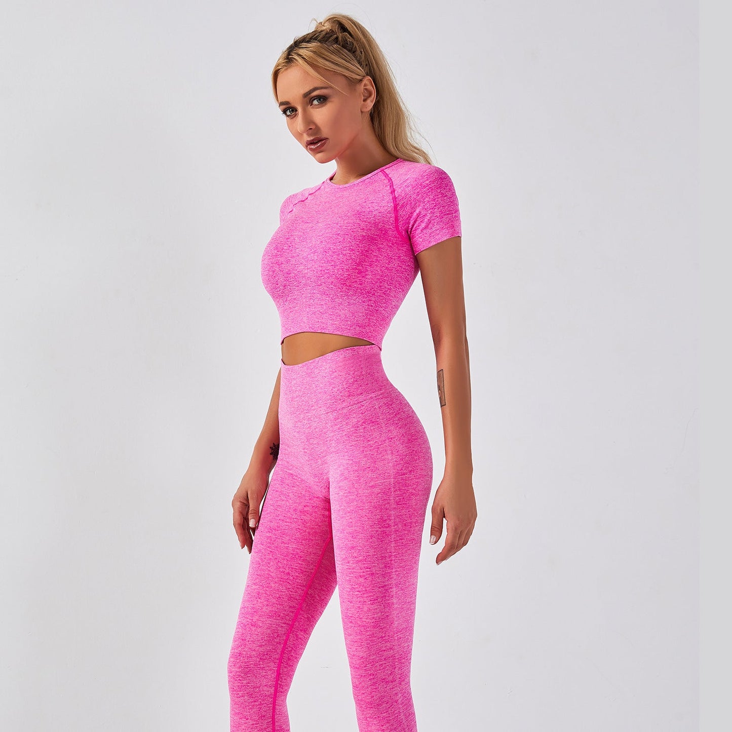 Women's seamless yoga set with short-sleeve top & trousers, in breathable nylon-spandex. Solid colors: hemp grey, pink, sky blue, orange, green, purple & red. By TNT Fitness Gear. Perfect for workouts